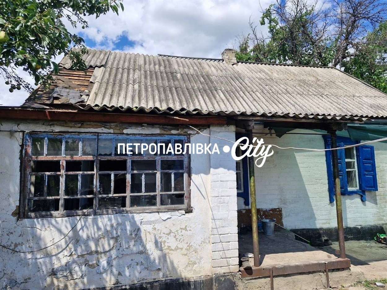 У Самарському ворожий дрон влучив у житловий будинок: мешканці ліквідовують наслідки
