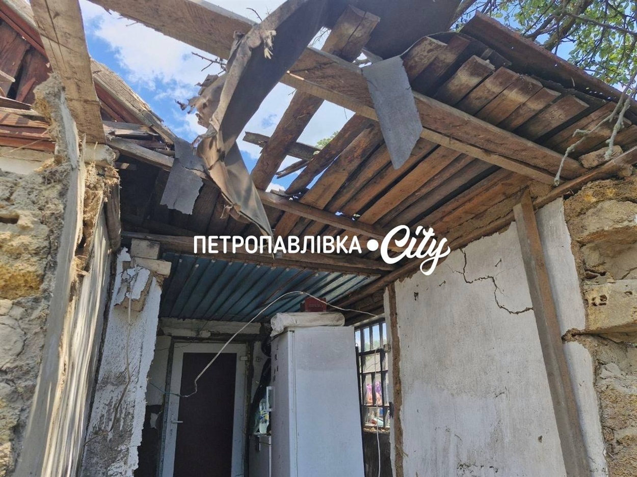 У Самарському ворожий дрон влучив у житловий будинок: мешканці ліквідовують наслідки