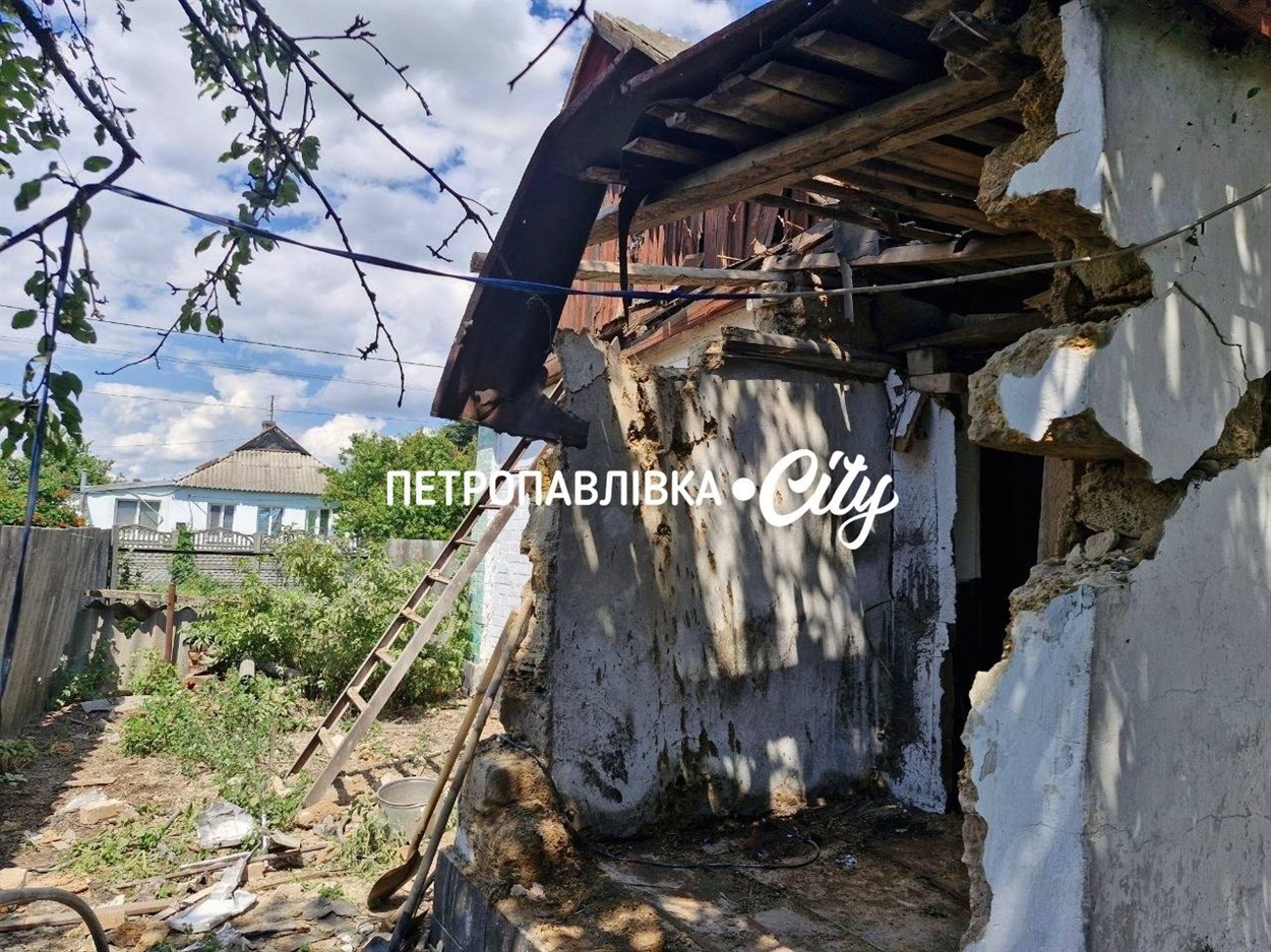 У Самарському ворожий дрон влучив у житловий будинок: мешканці ліквідовують наслідки