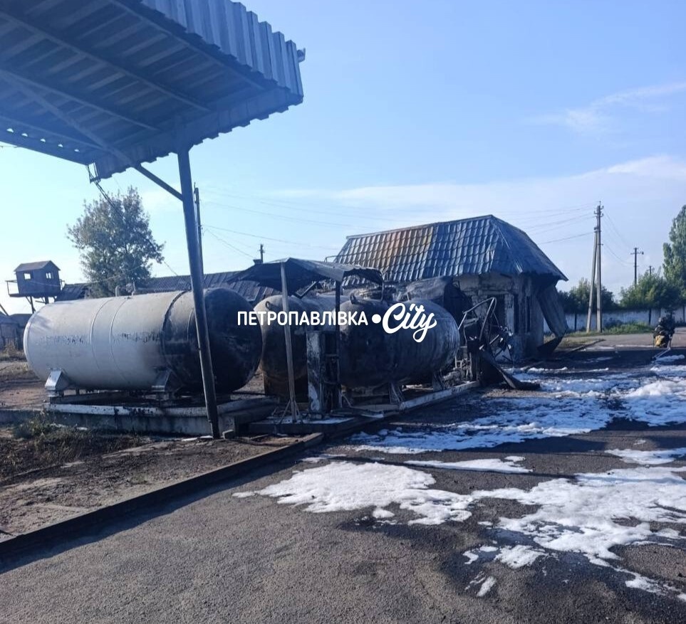 Ворог спалив останню автозаправку в Петропавлівській громаді (ВІДЕО)