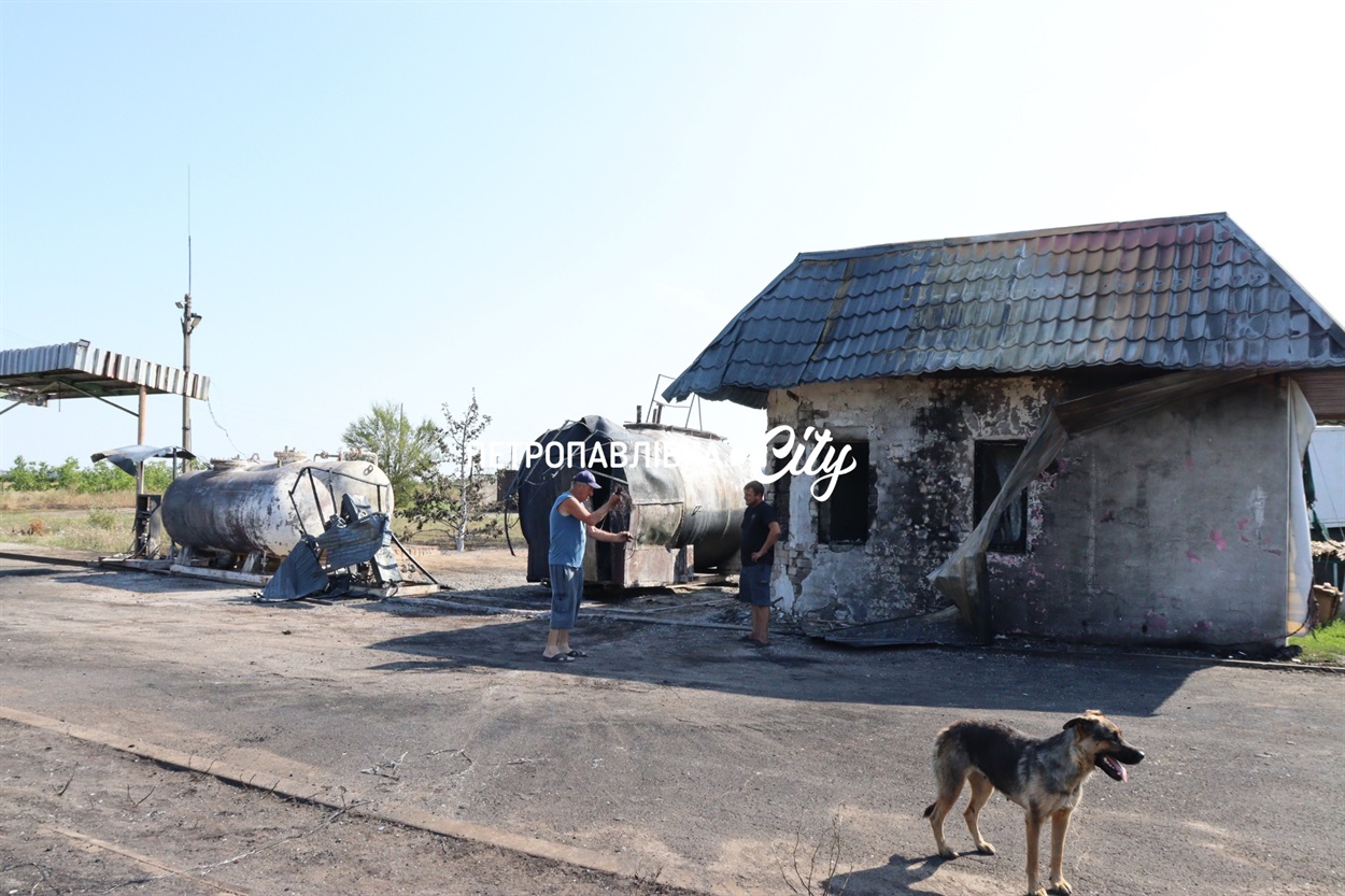 Ворог спалив останню автозаправку в Петропавлівській громаді (ВІДЕО)