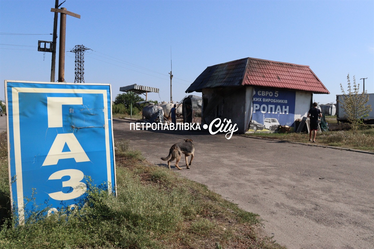 Ворог спалив останню автозаправку в Петропавлівській громаді (ВІДЕО)