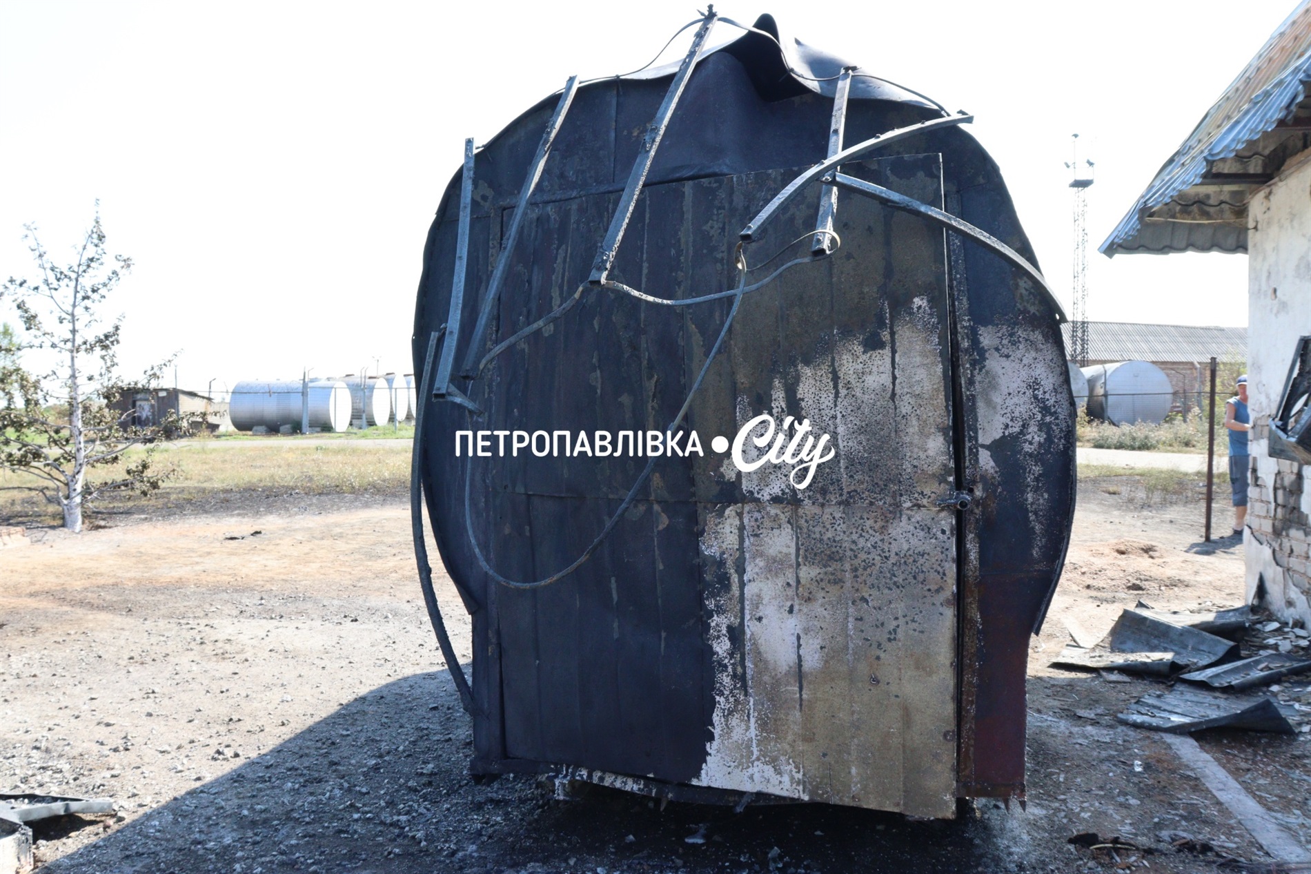 Ворог спалив останню автозаправку в Петропавлівській громаді (ВІДЕО)